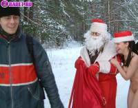 порно фотосессия Голая в лесу снегурочка с дедом морозом 137620077.jpg