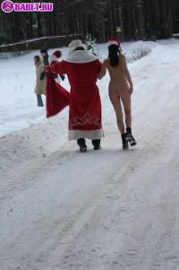 порно фотосессия Голая в лесу снегурочка с дедом морозом 137620085.jpg