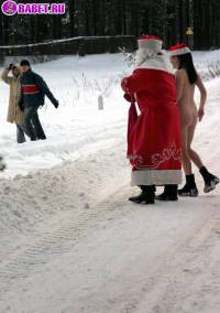 порно фотосессия Голая в лесу снегурочка с дедом морозом 137620086.jpg