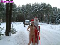 порно фотосессия Голая в лесу снегурочка с дедом морозом 137620087.jpg