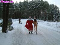 порно фотосессия Голая в лесу снегурочка с дедом морозом 137620090.jpg