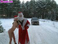 порно фотосессия Голая в лесу снегурочка с дедом морозом 137620093.jpg