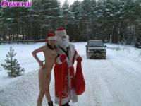 порно фотосессия Голая в лесу снегурочка с дедом морозом 137620094.jpg