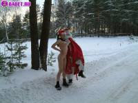 порно фотосессия Голая в лесу снегурочка с дедом морозом 137620107.jpg
