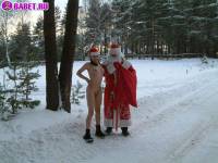 порно фотосессия Голая в лесу снегурочка с дедом морозом 137620108.jpg
