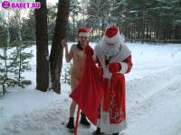 порно фотосессия Голая в лесу снегурочка с дедом морозом 137620110.jpg