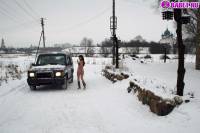 порно фотосессия Голая длинноволосая брюнетка 159-905-105.jpg