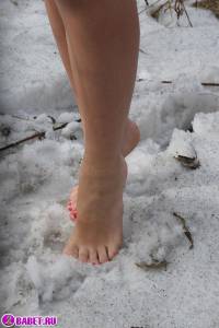 порно фотосессия Две голые сестры в зимнем лесу 194195771014.jpg