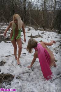 порно фотосессия Две голые сестры в зимнем лесу 194195771042.jpg