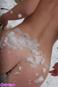 порно фотосессия Две голые сестры в зимнем лесу 194195771064.jpg