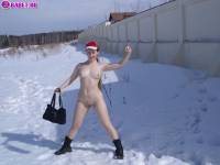 порно фотосессия Голая 18 летняя студентка лазит по снегу 148651002.jpg