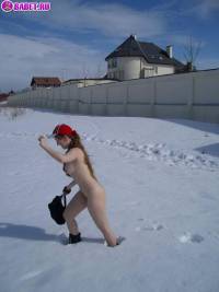 порно фотосессия Голая 18 летняя студентка лазит по снегу 148651009.jpg