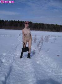 порно фотосессия Голая 18 летняя студентка лазит по снегу 148651018.jpg