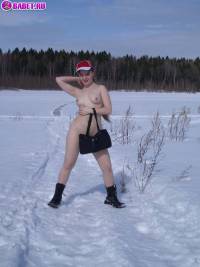 порно фотосессия Голая 18 летняя студентка лазит по снегу 148651020.jpg