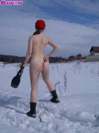 порно фотосессия Голая 18 летняя студентка лазит по снегу 148651024.jpg