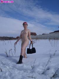 порно фотосессия Голая 18 летняя студентка лазит по снегу 148651033.jpg