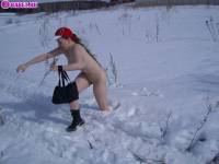 порно фотосессия Голая 18 летняя студентка лазит по снегу 148651035.jpg