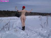 порно фотосессия Голая 18 летняя студентка лазит по снегу 148651041.jpg