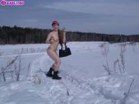 порно фотосессия Голая 18 летняя студентка лазит по снегу 148651042.jpg