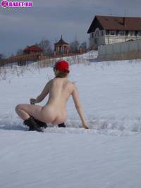 порно фотосессия Голая 18 летняя студентка лазит по снегу 148651050.jpg
