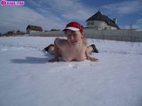 порно фотосессия Голая 18 летняя студентка лазит по снегу 148651070.jpg