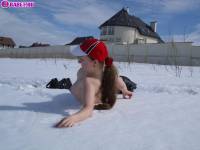 порно фотосессия Голая 18 летняя студентка лазит по снегу 148651072.jpg