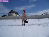 порно фотосессия Голая 18 летняя студентка лазит по снегу 148651078.jpg