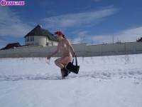 порно фотосессия Голая 18 летняя студентка лазит по снегу 148651079.jpg