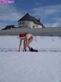 порно фотосессия Голая 18 летняя студентка лазит по снегу 148651081.jpg
