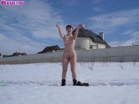 порно фотосессия Голая 18 летняя студентка лазит по снегу 148651083.jpg