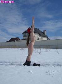 порно фотосессия Голая 18 летняя студентка лазит по снегу 148651094.jpg