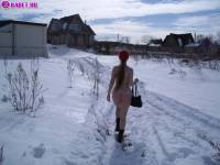порно фотосессия Голая 18 летняя студентка лазит по снегу 148651114.jpg