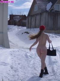 порно фотосессия Голая 18 летняя студентка лазит по снегу 148651117.jpg