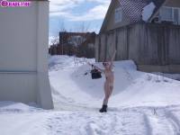 порно фотосессия Голая 18 летняя студентка лазит по снегу 148651118.jpg