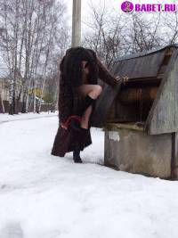 порно фотосессия Деревенская нудистка ходит голая зимой alina180007.jpg