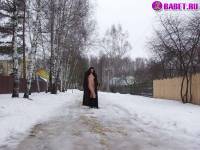 порно фотосессия Деревенская нудистка ходит голая зимой alina180017.jpg