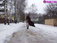 порно фотосессия Деревенская нудистка ходит голая зимой alina180022.jpg