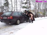 порно фотосессия Деревенская нудистка ходит голая зимой alina180034.jpg