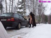 порно фотосессия Деревенская нудистка ходит голая зимой alina180042.jpg