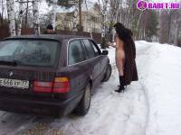 порно фотосессия Деревенская нудистка ходит голая зимой alina180043.jpg