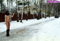 порно фотосессия Деревенская нудистка ходит голая зимой alina180073.jpg