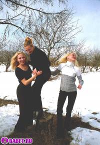 порно фотосессия Три блондинки пиздарванки светят жопами 0075002.jpg