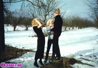 порно фотосессия Три блондинки пиздарванки светят жопами 0075003.jpg