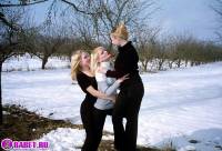 порно фотосессия Три блондинки пиздарванки светят жопами 0075004.jpg