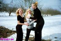 порно фотосессия Три блондинки пиздарванки светят жопами 0075005.jpg