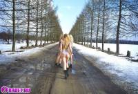 порно фотосессия Три блондинки пиздарванки светят жопами 0075006.jpg