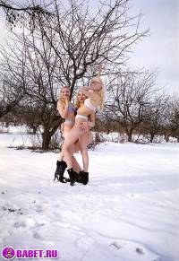 порно фотосессия Три блондинки пиздарванки светят жопами 0075026.jpg