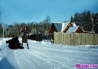 порно фотосессия Целке в -10 стало жарко и она разделась alice162002.jpg