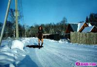 порно фотосессия Целке в -10 стало жарко и она разделась alice162003.jpg