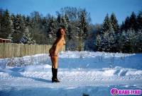 порно фотосессия Целке в -10 стало жарко и она разделась alice162022.jpg